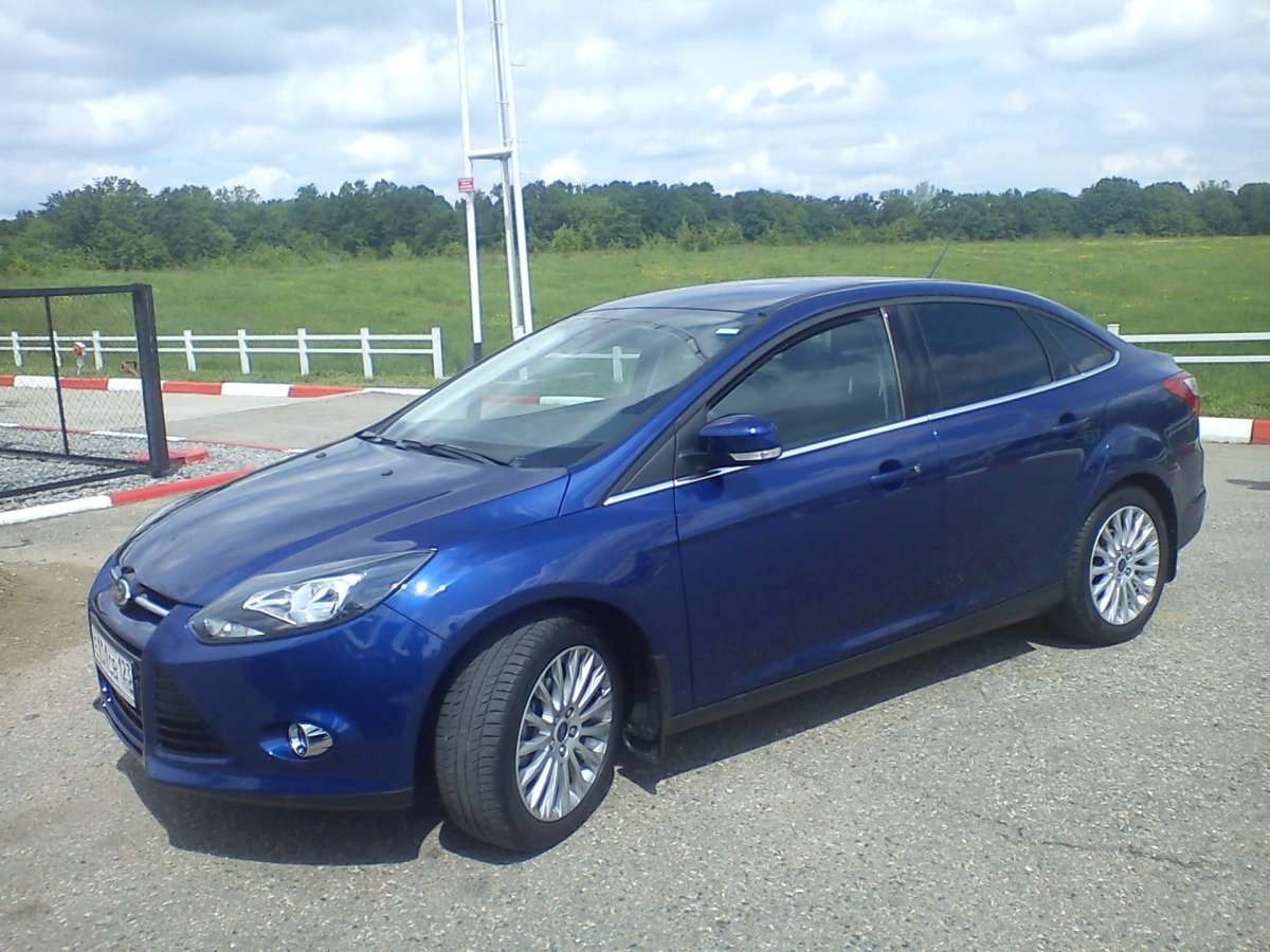 Ford Focus 3 седан синий