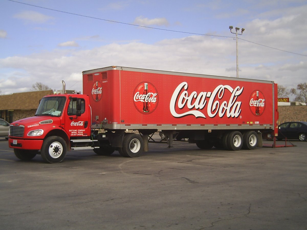 Фура Coca Cola сбоку