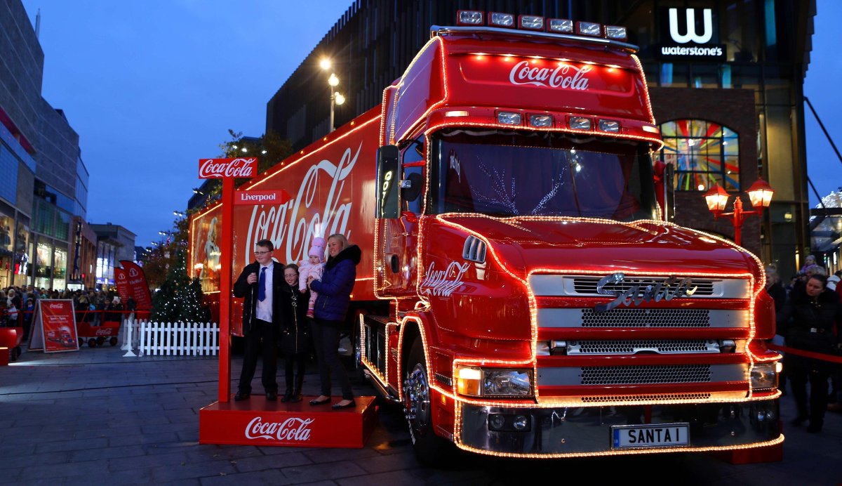 Красный грузовик Coca Cola