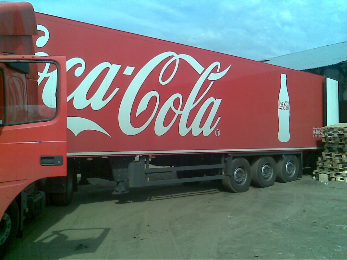 Фура Coca Cola сбоку