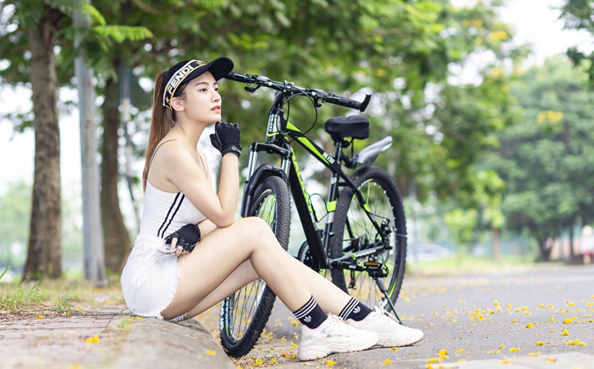 Фотообои девушка с велосипедом