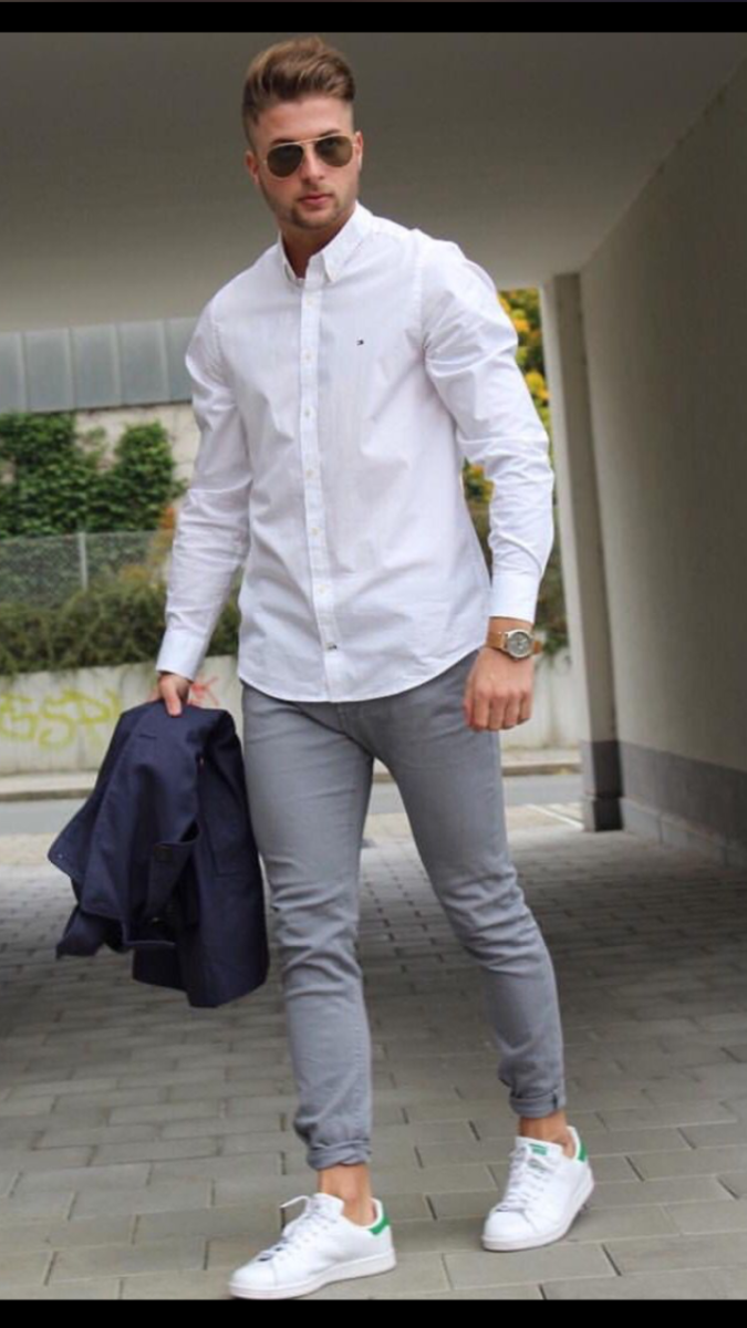 Белые кеды с брюками и рубашкой