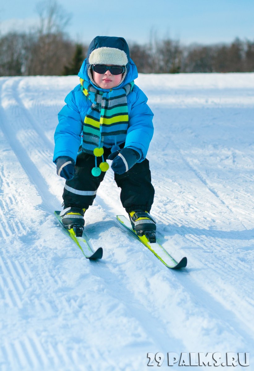 Мальчик катается на лыжах