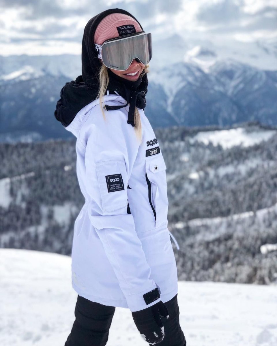 Девушка в лыжном костюме