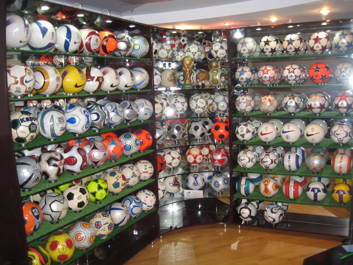 Коллекция футбольных мячей