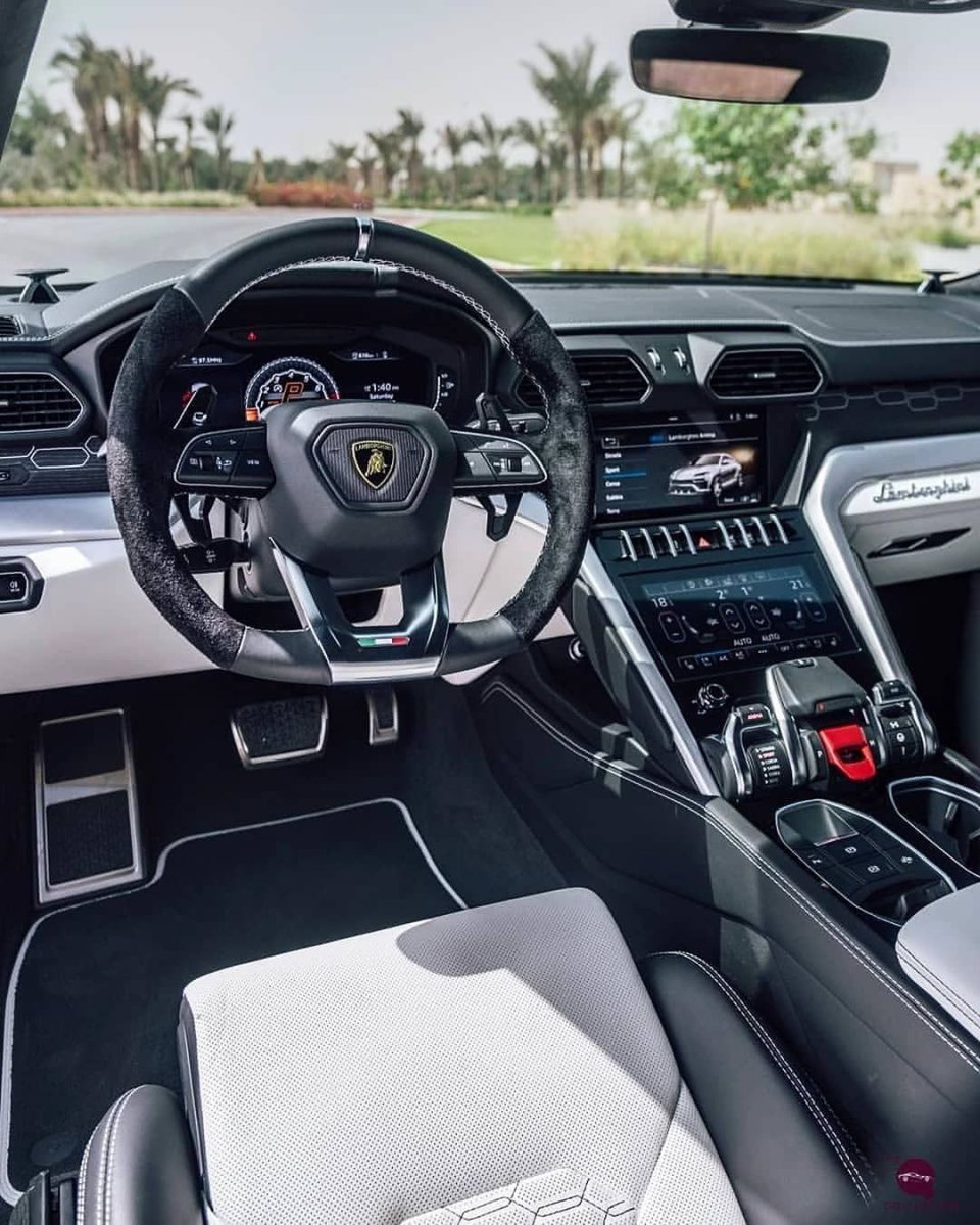 Lamborghini Urus салон