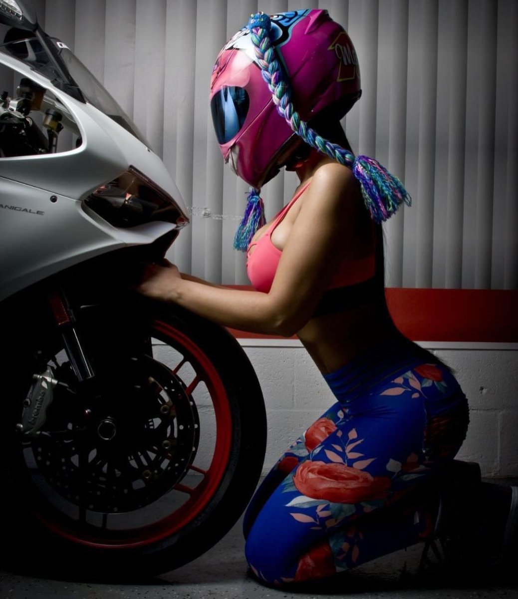 Девушки мотоциклистки в шлеме