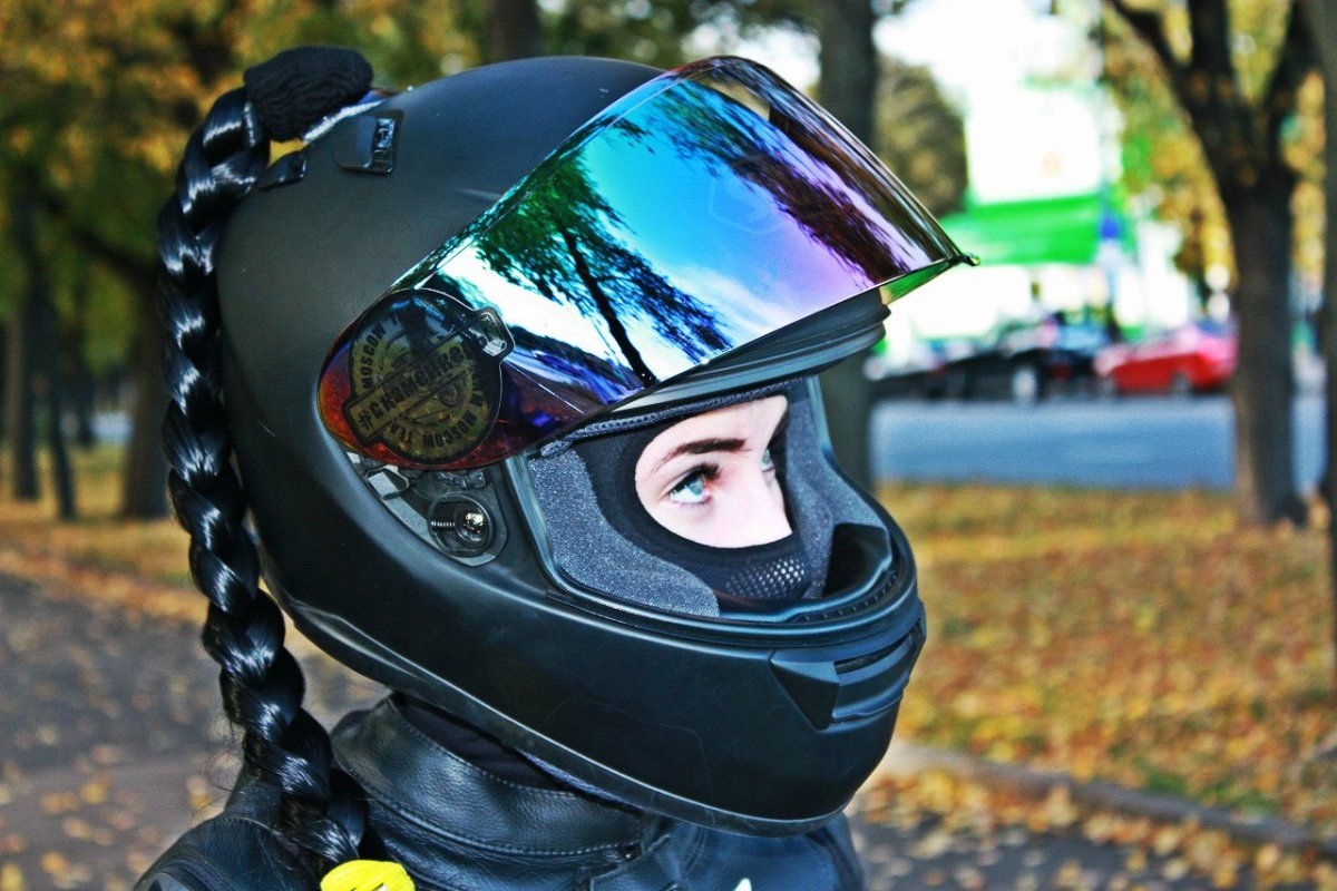 Шлем мотоциклетный с косичками