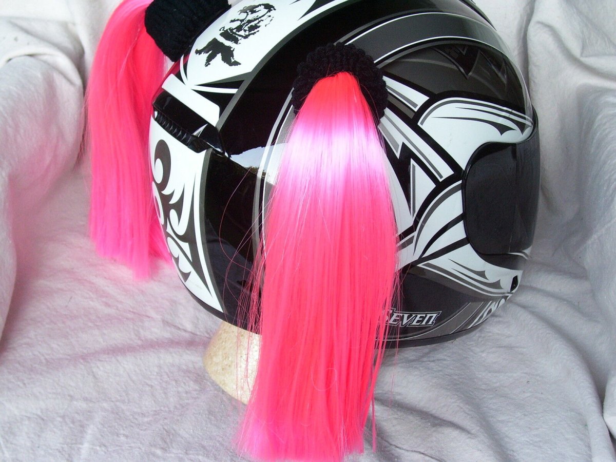 Розовый мотошлем с косичками