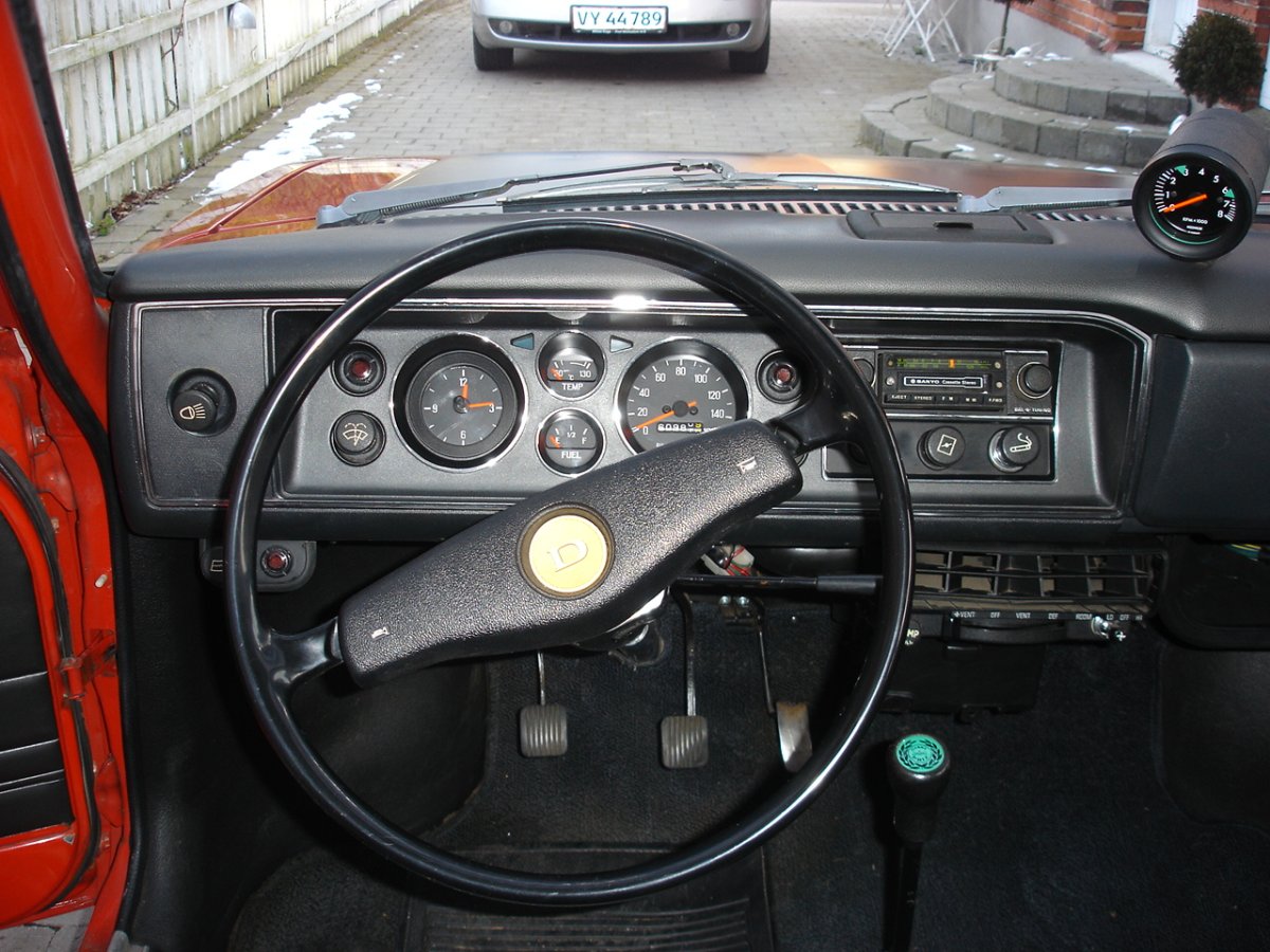 Nissan Datsun 100a салон