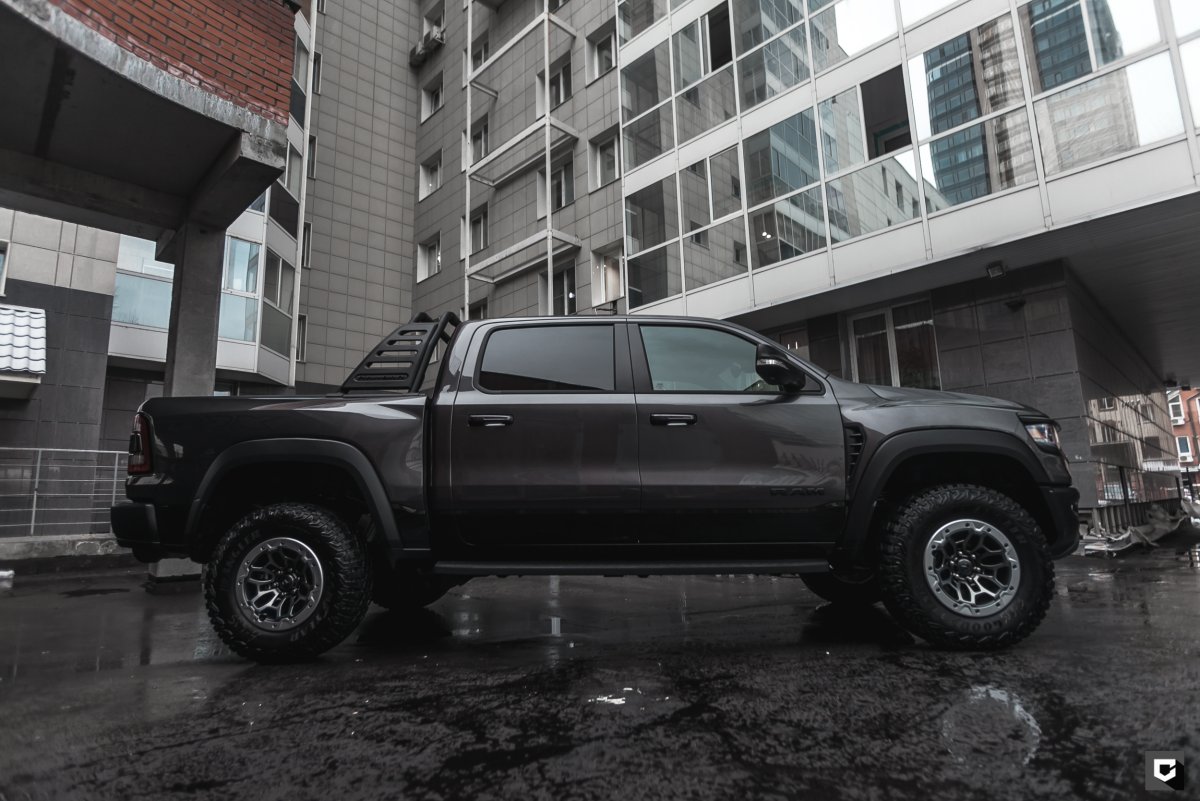 Ram TRX черный тонированный