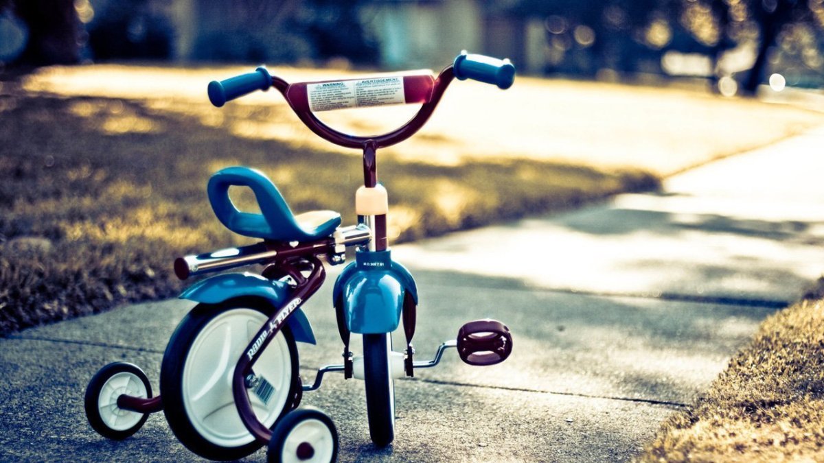 Детский велосипед на улице