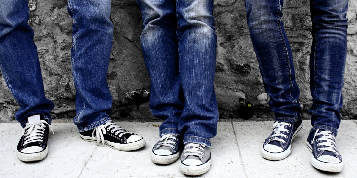 Мужские ноги в джинсах с кедами