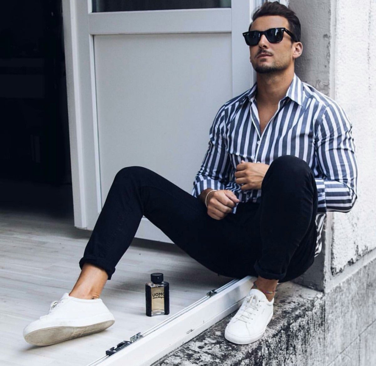 Стиль с белыми кедами мужчины