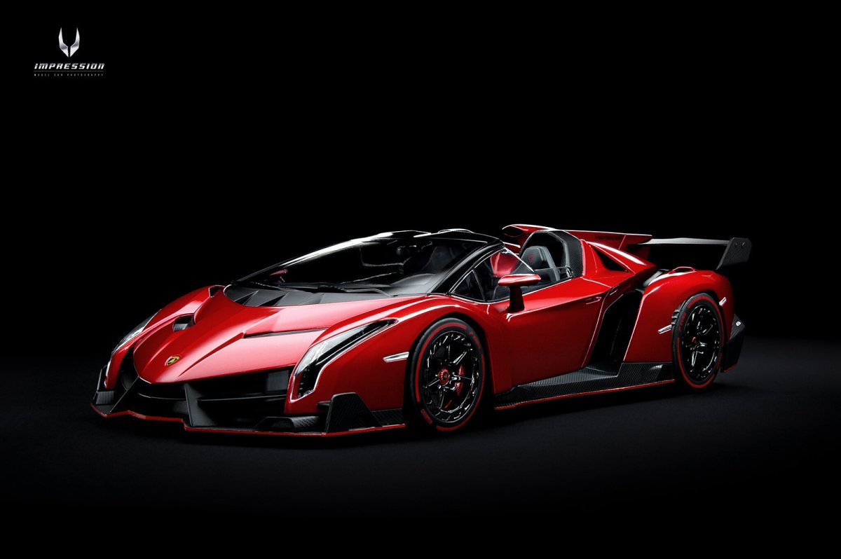 Lamborghini Veneno Roadster красная