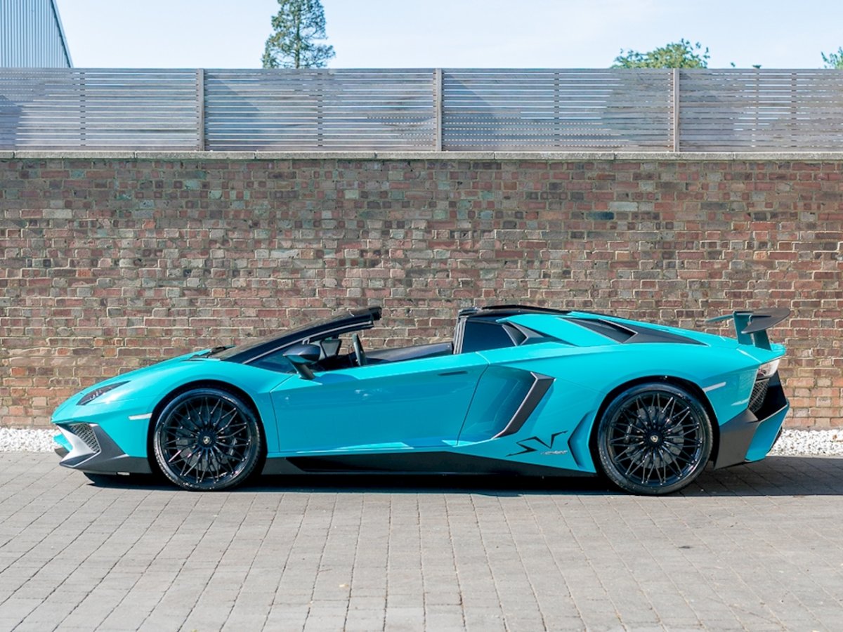 Бирюзовый Lamborghini Aventador SV