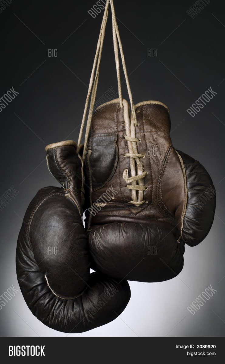 Боксёрские перчатки висят