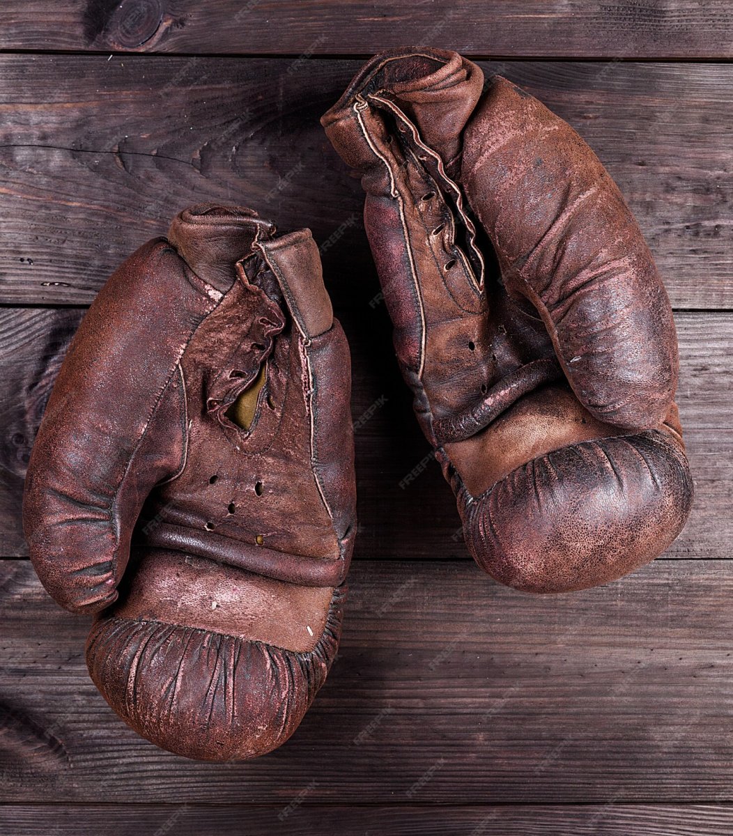 Старые коричневые боксерские перчатки