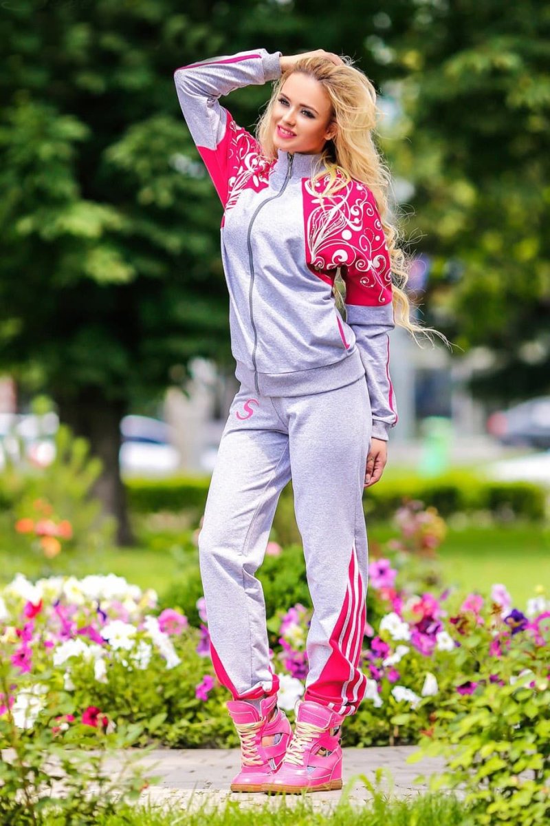 Малиновый спортивный костюм женский