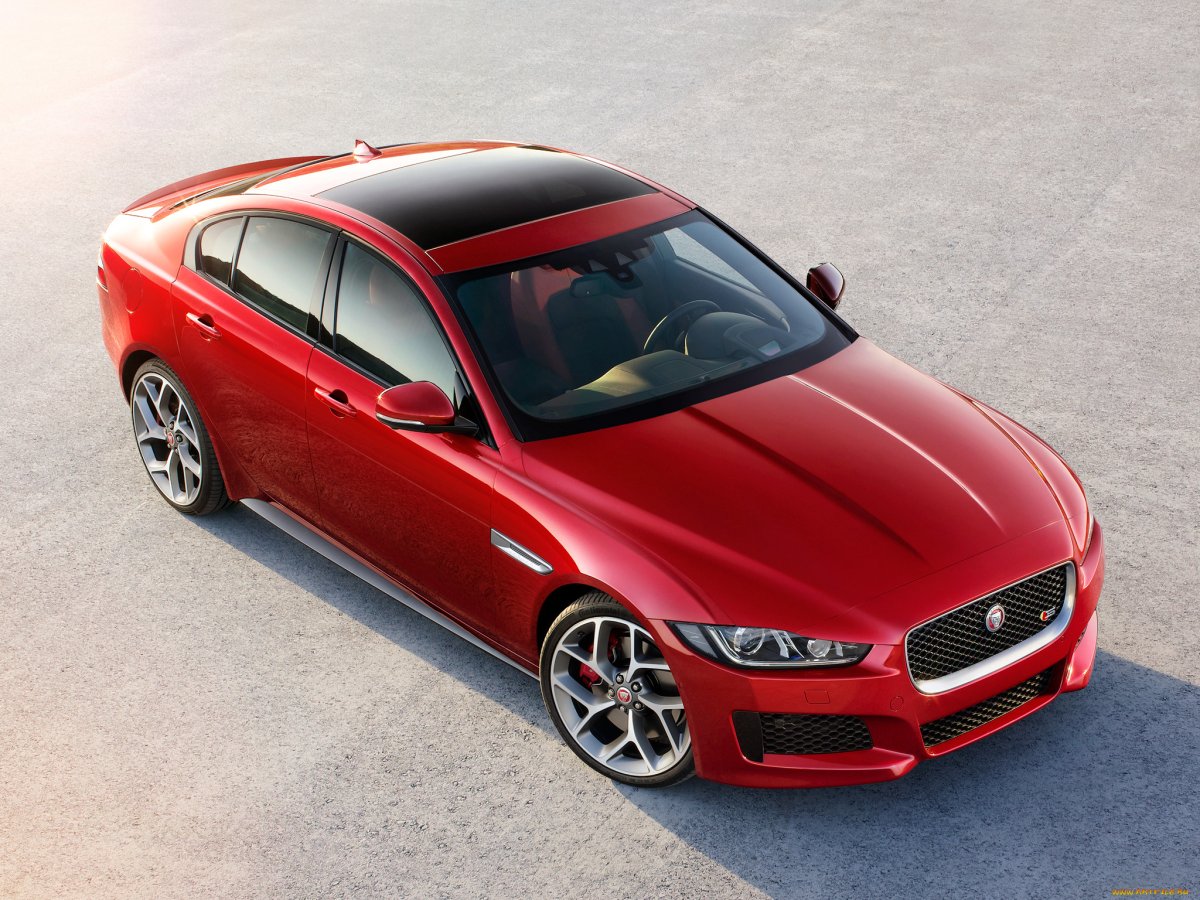 Jaguar xe красный