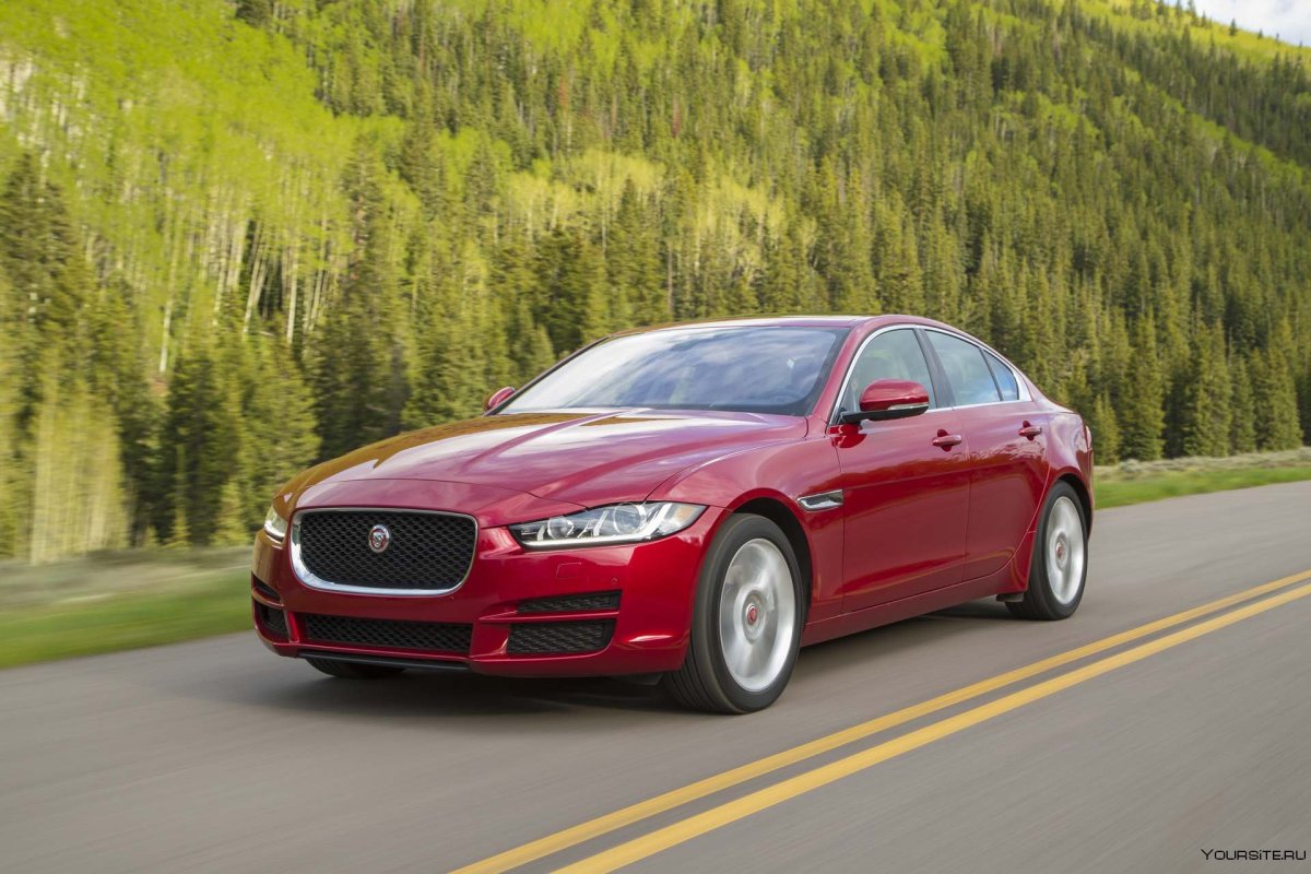 Jaguar xe красный