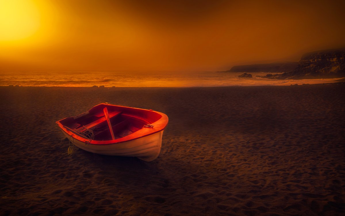 Лодка на фоне заката