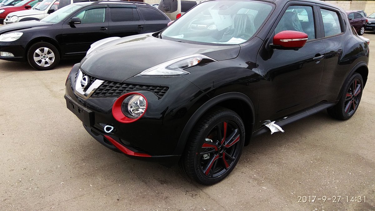 Ниссан Джук черный с красным