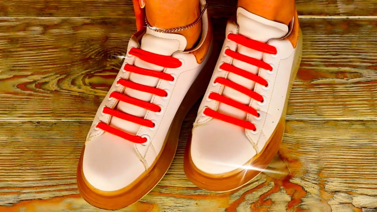 Ботинки с развязанными шнурками