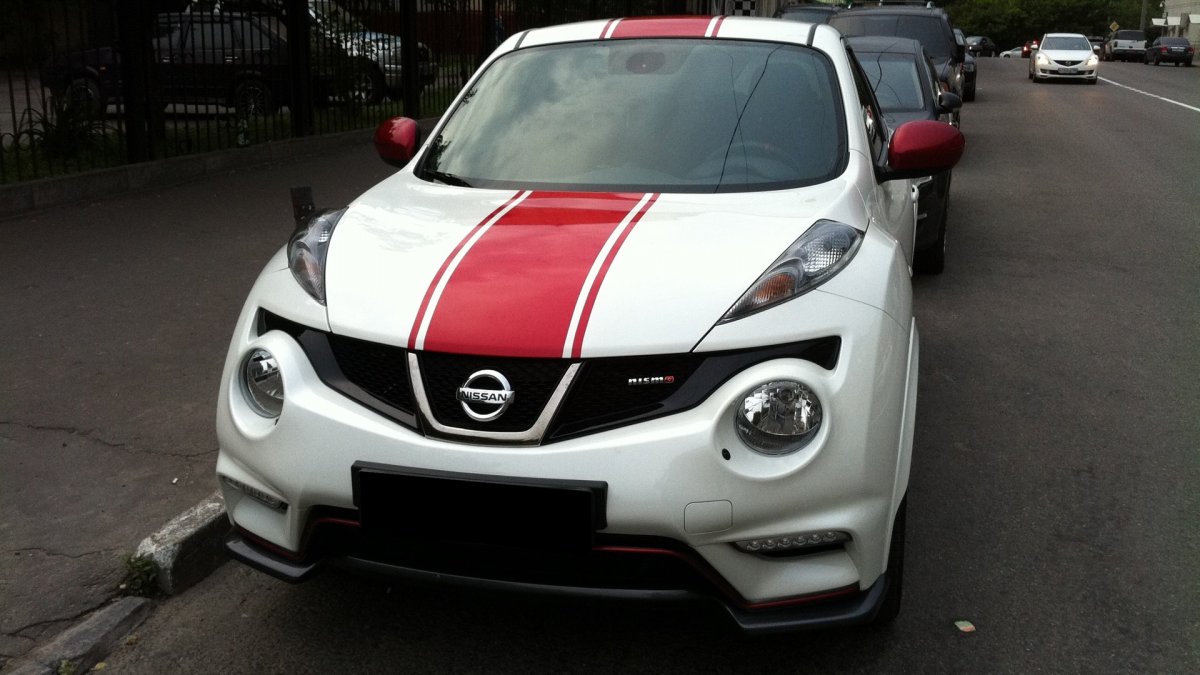 Ниссан Жук бело красный