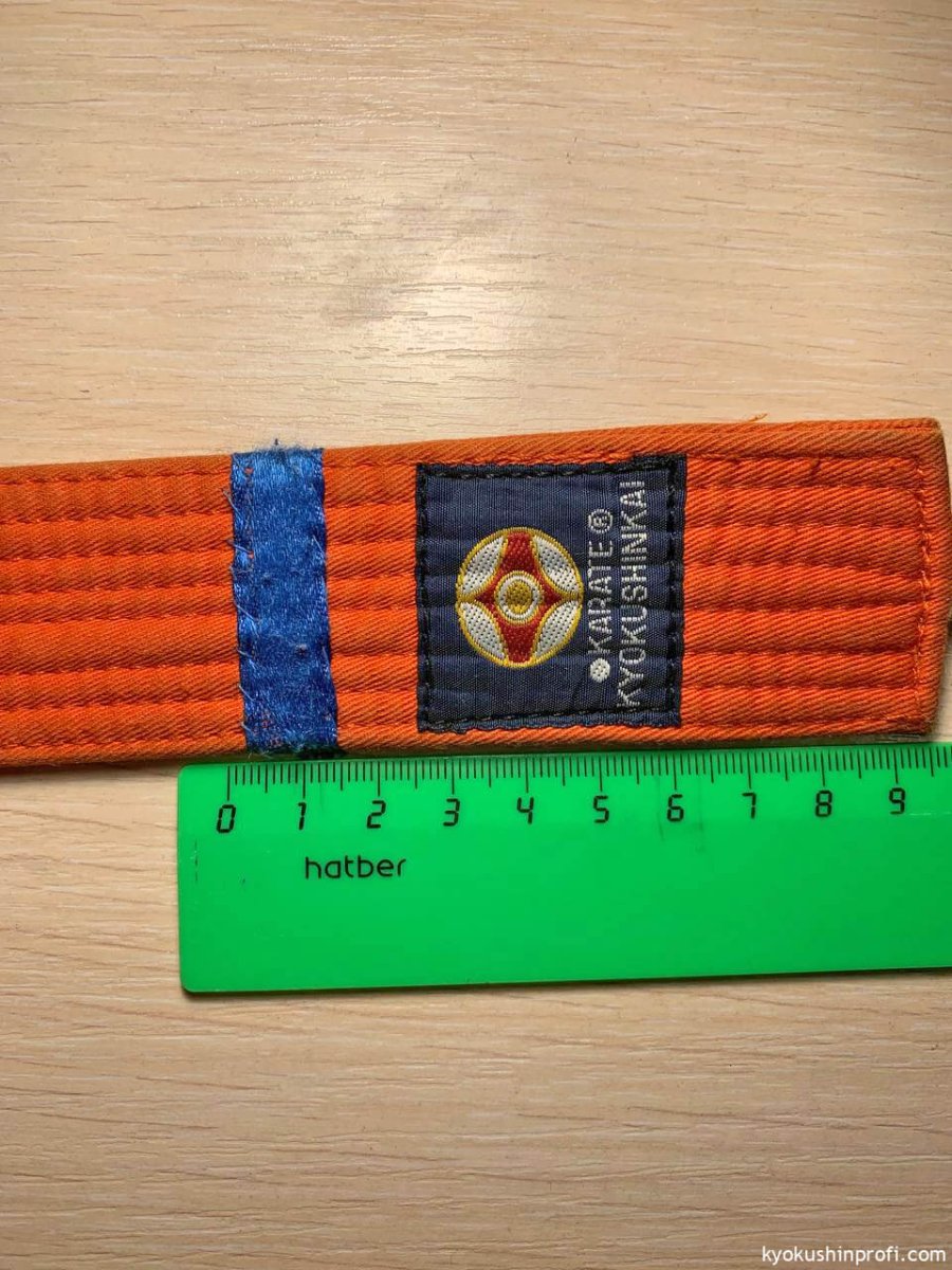 Оранжевая полоска на поясе