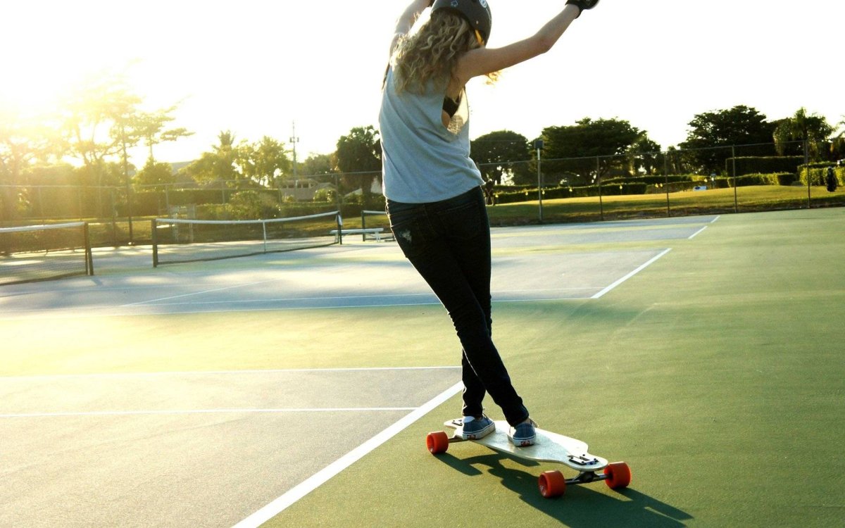 Девушка катается на скейте