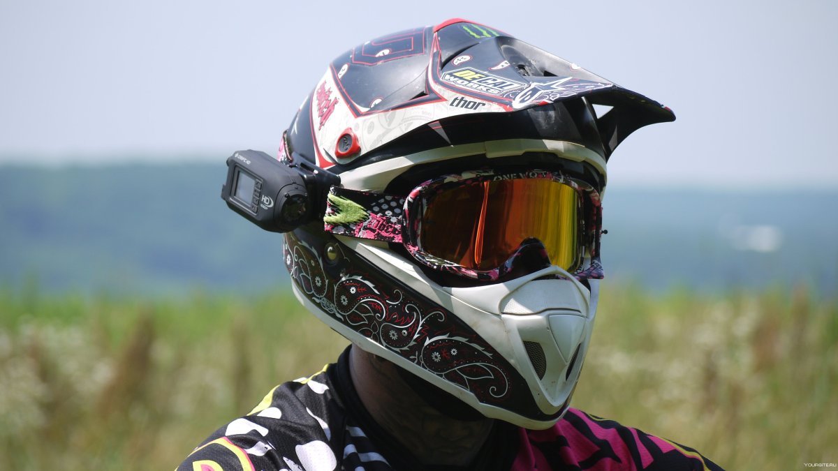 Кроссовый шлем на человеке