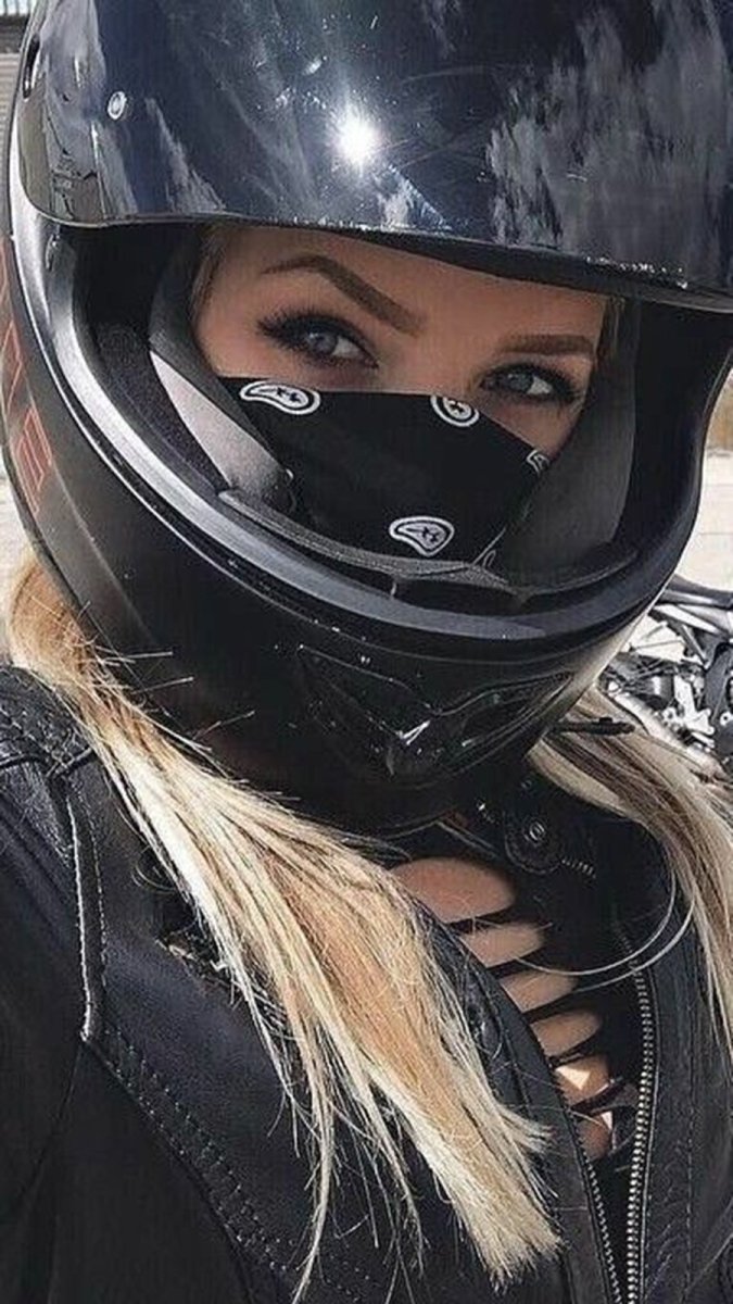 Девушка на мотоцикле в шлеме