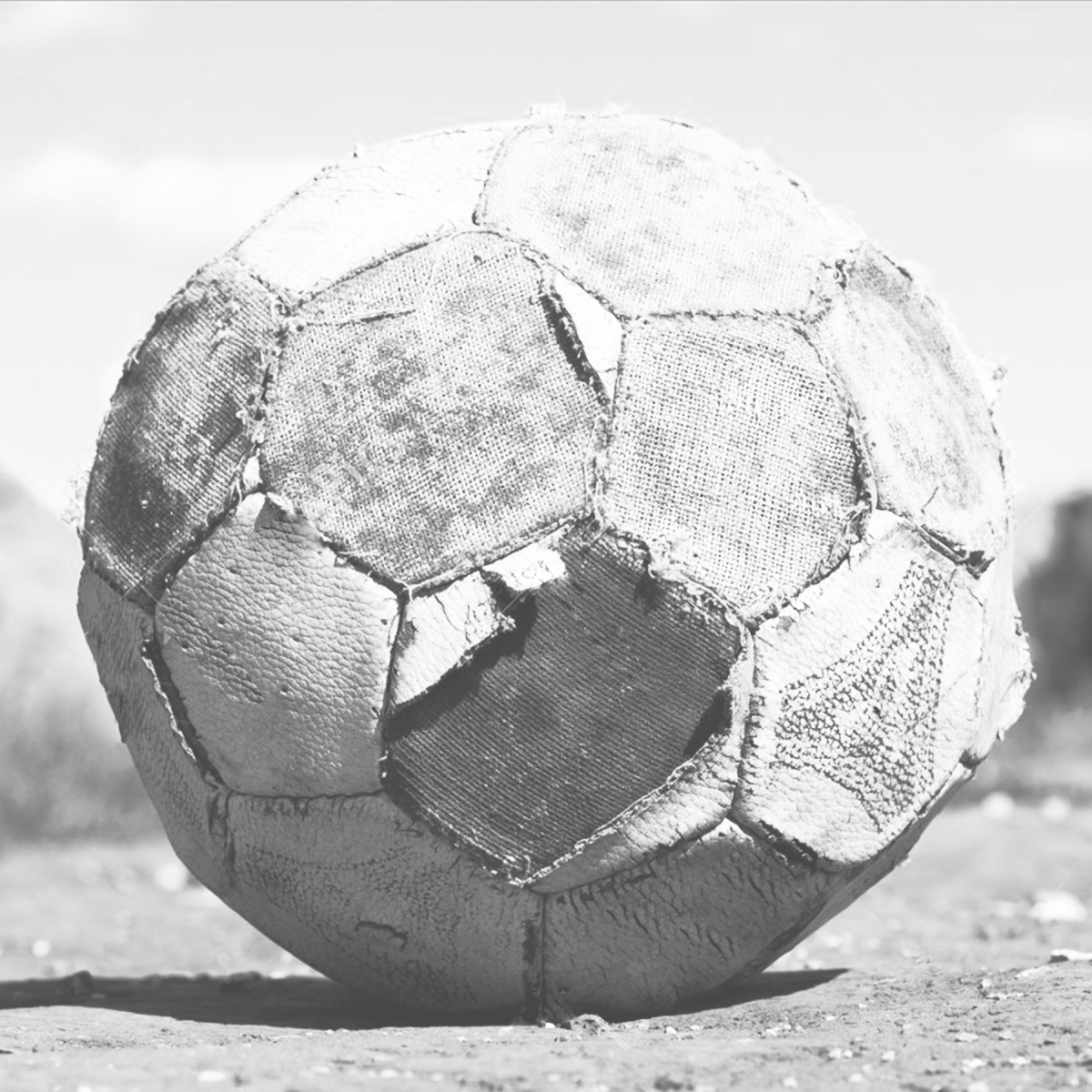 Потрепанный футбольный мяч