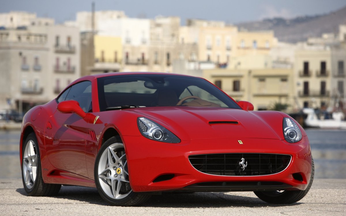 Ferrari California красная
