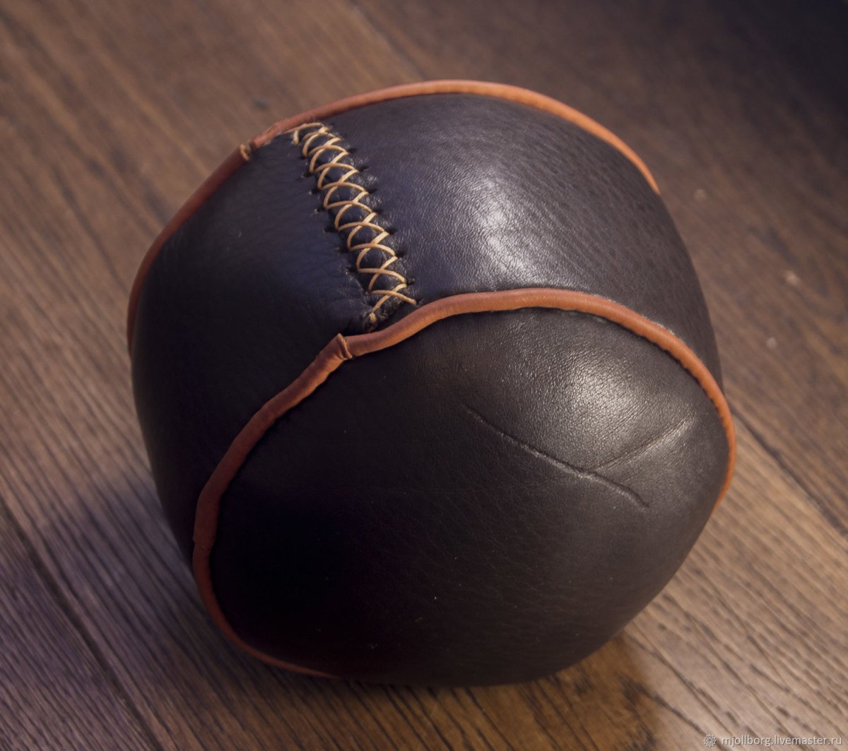 Древние кожаные мячи