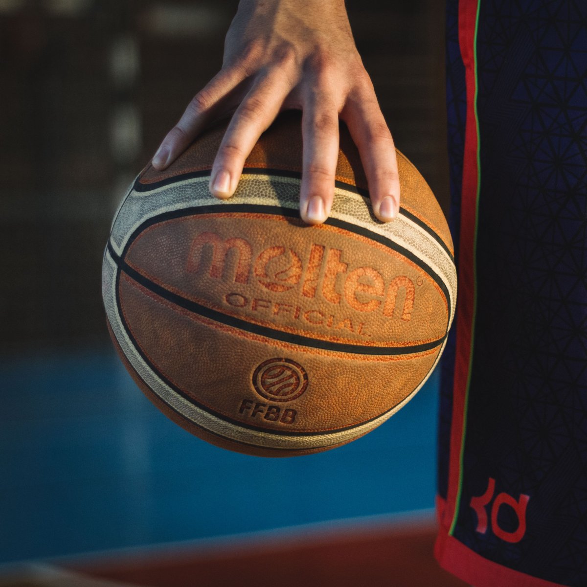 Баскетбольный мяч в руках