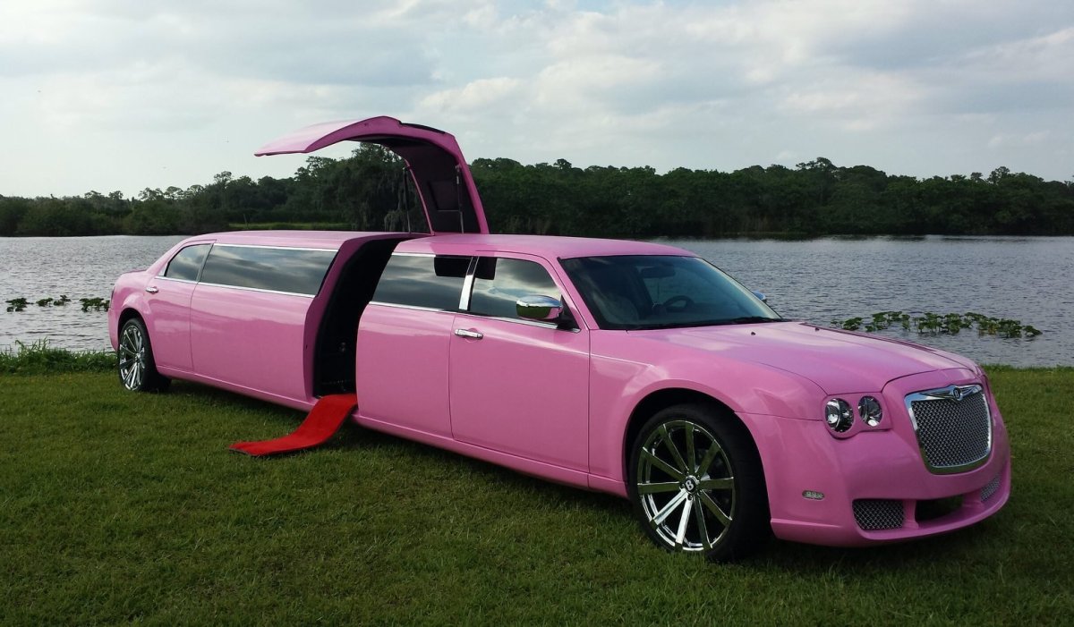 Розовый лимузин Бентли