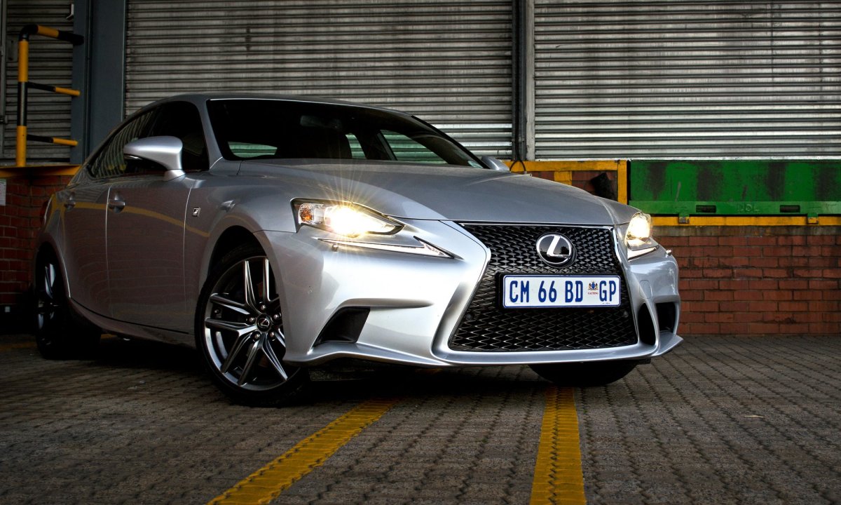 Lexus is 350 f Sport серебристый