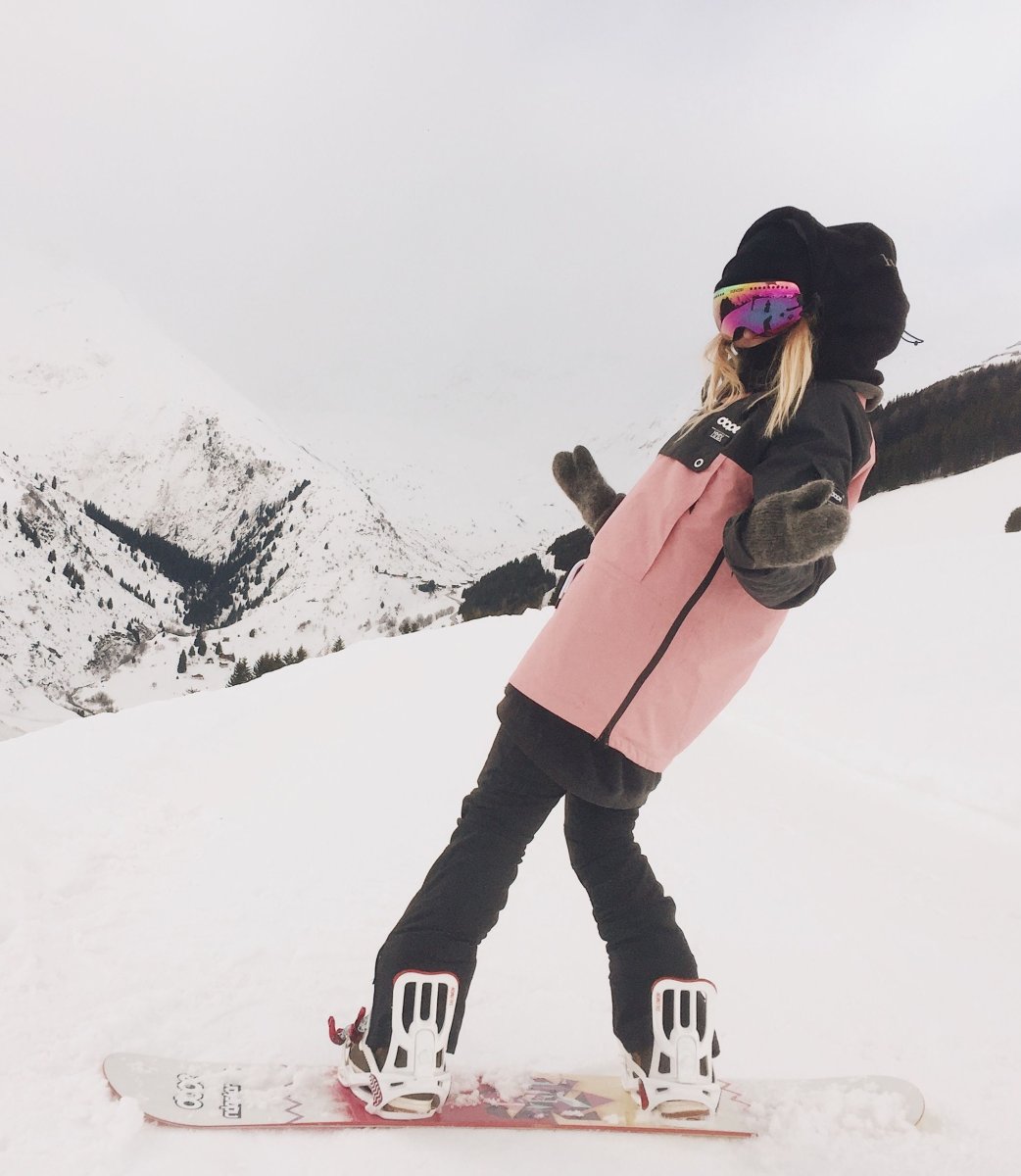 Девушка на сноуборде со спины