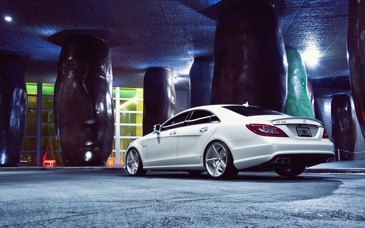 Mercedes Benz CLS 63 AMG ночью