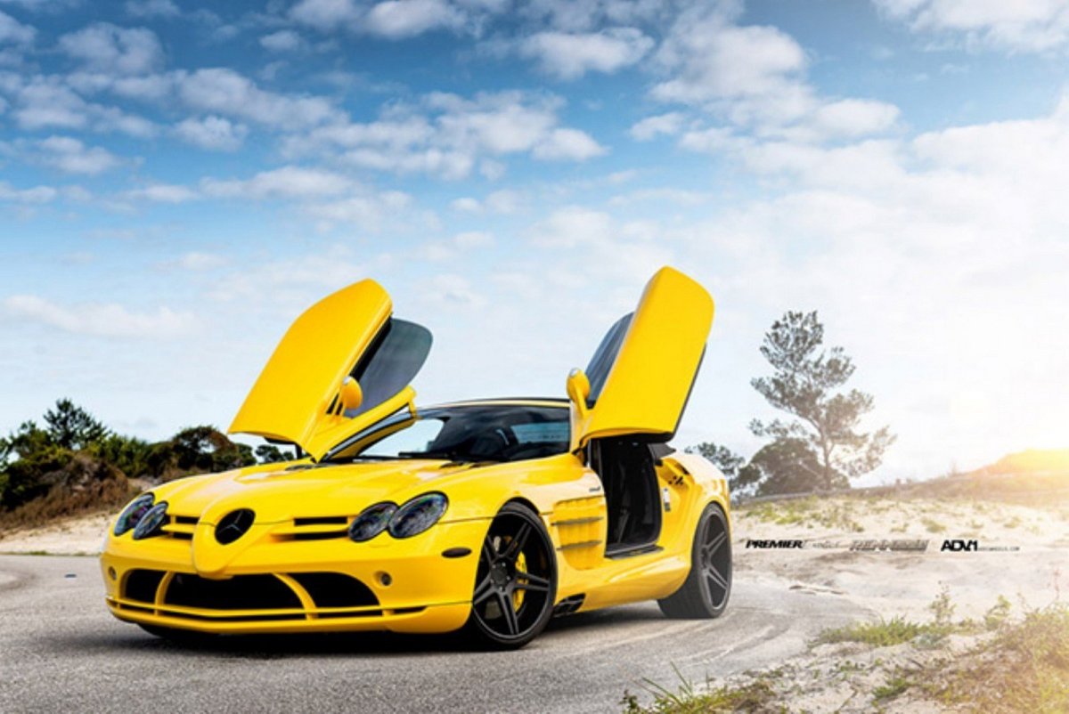Мерседес Макларен желтый