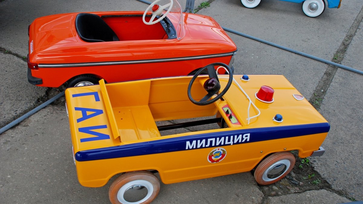 Педальная машинка v01