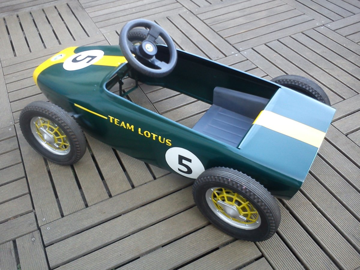 Педальный детский автомобиль из дерева