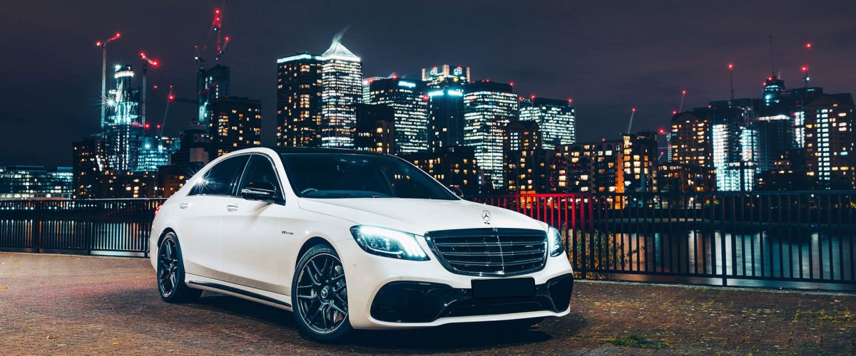 Mercedes Benz c63 AMG белая в ночном городе