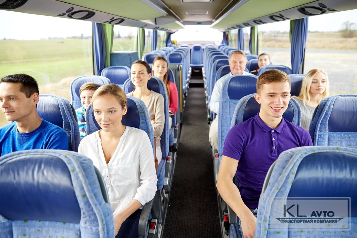 Пассажиры в туристическом автобусе