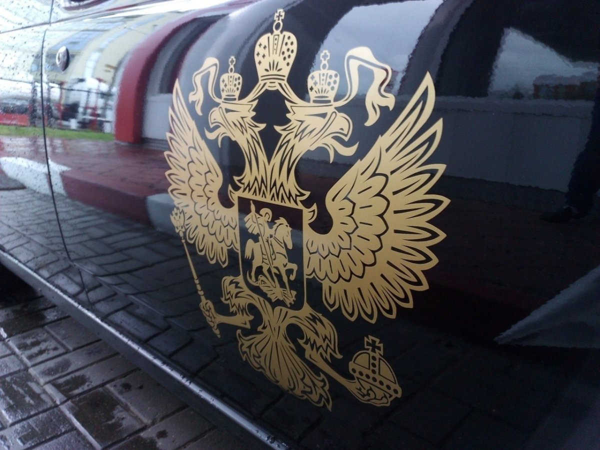 Виниловые наклейки на авто плоттерная резка