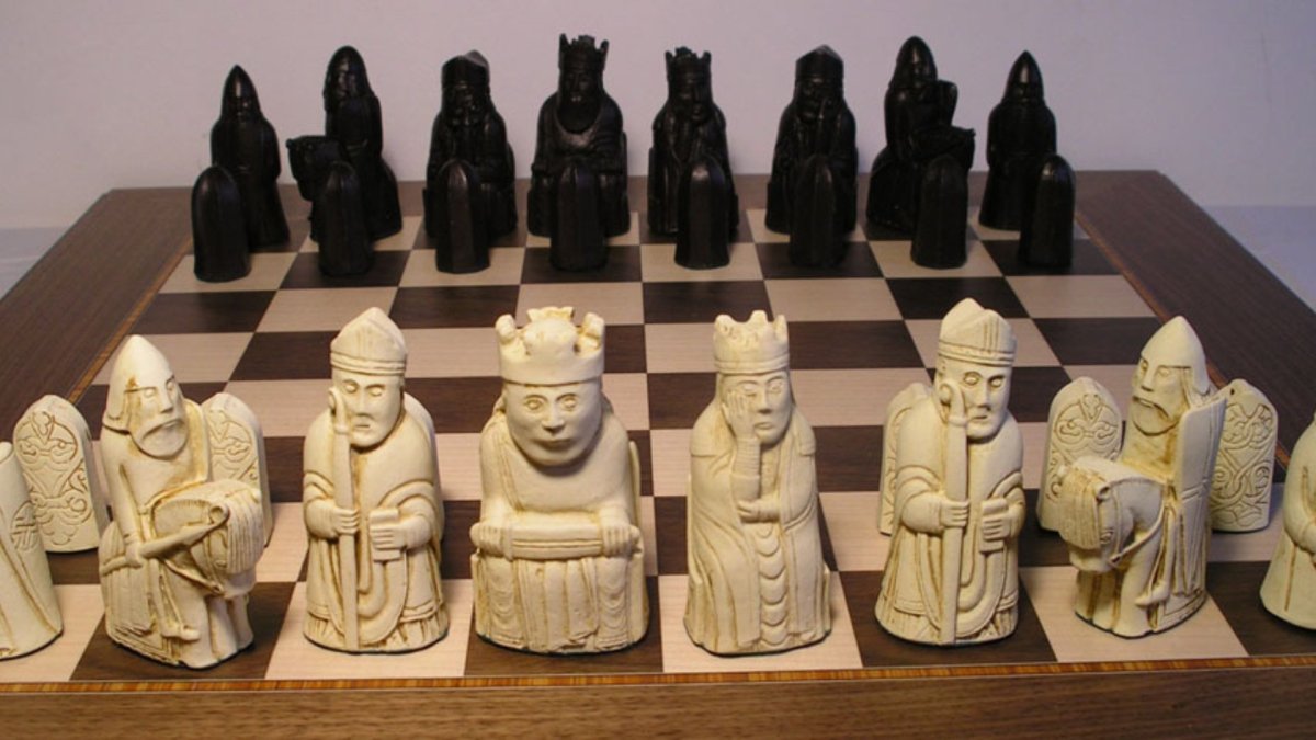 Шахматные фигурки с острова Льюис в британском музее