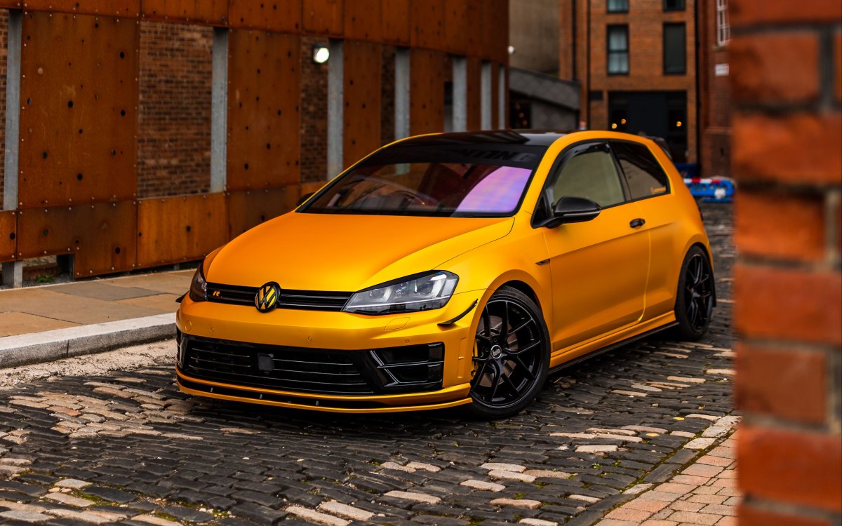 Volkswagen Golf 5 желтый