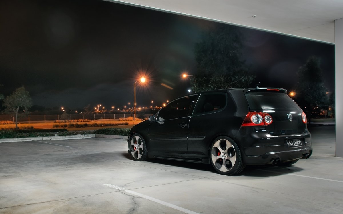 Volkswagen Golf 5 GTI ночью